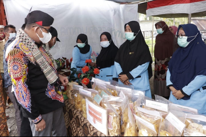 Achmad Fauzi SH. MH, Bupati Sumenep saat membeli camilan produk UMKM Masyarakat Sapeken