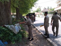 Satpol PP Sumenep Melakukan Penertiban Spanduk Yang Tidak Berijin