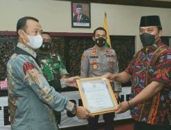 Sekda Mewakili Bupati Sumenep Memberikan Penghargaan Percepatan Vaksinasi
