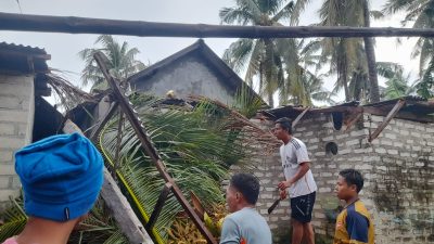 Ganasnya Angin Puting Beliung Membuat 4 Rumah Dan 1 Pesantren Rusak