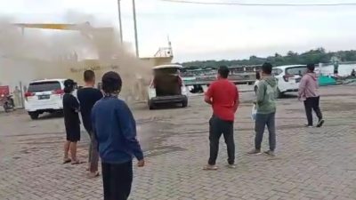 Diduga 1 Mobil Diparkir Terbakar Akibat Percikan Api Rokok