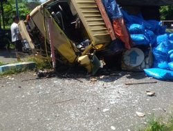 Truck Pengangkut Garam Terguling Hingga 1 Roda Terlepas