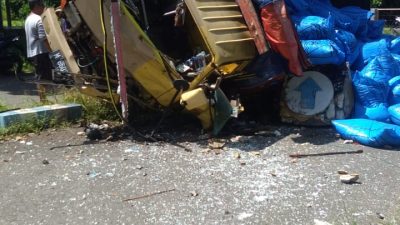 Truck Pengangkut Garam Terguling Hingga 1 Roda Terlepas