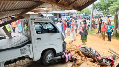Lakalantas Mobil Pick-up Menghantam 2 Sepeda Motor