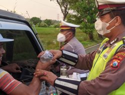 Satlantas Polres Sampang Bagi-Bagi Takjil Gratis