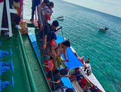 Sikap Tanggap Polres Sumenep Mengevakuasi Penumpang Kapal Yang Kandas