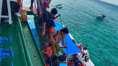 Sikap Tanggap Polres Sumenep Mengevakuasi Penumpang Kapal Yang Kandas