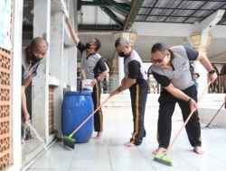 Menyambut HUT Bhayangkara Ke- 76 Polres Sampang Giat Bakti Sosial