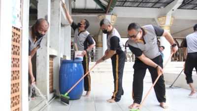 Menyambut HUT Bhayangkara Ke- 76 Polres Sampang Giat Bakti Sosial