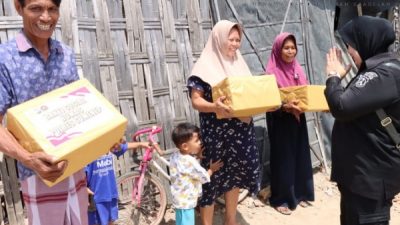 Polres Sumenep Memberikan Paket Kepada Korban Angin Puting Beliung