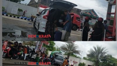 Mobil Suzuki Ertiga Mengangkut Jerigen Terisi BBM Di SPBU 54.694.02