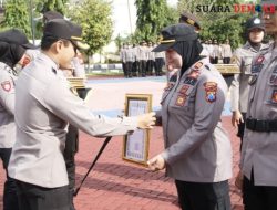 Kapolres Sumenep Memberikan Penghargaan Kepada Anggota Berprestasi