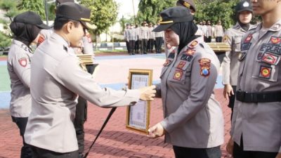 Kapolres Sumenep Memberikan Penghargaan Kepada Anggota Berprestasi