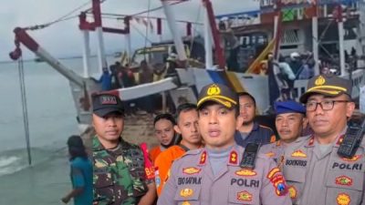 Diduga Kelebihan Muatan Sejumlah Kendaraan Dan Penumpang Tongkang Jatuh Kelaut
