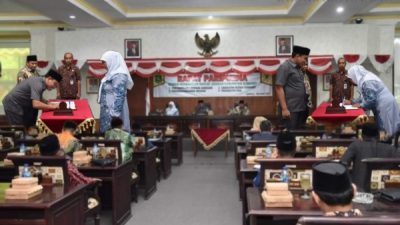 Penandatanganan Kesepakatan 2 Raperda APBD 2023 Dalam Rapat Paripurna