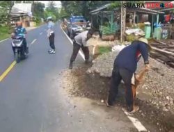 Bhabinkamtibmas Desa Kalianget Barat Polsek Kalianget Menyisihkan Tumpukan Sirtu