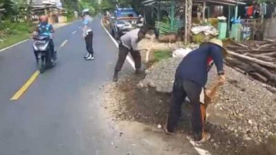 Bhabinkamtibmas Desa Kalianget Barat Polsek Kalianget Menyisihkan Tumpukan Sirtu