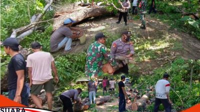 Polsek Kangayan Dan TNI Membantu Masyarakat