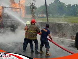 1 Mobil Truck Bermuatan 562 Tabung Gas LPG Terbakar 562 Tabung Gas LPG Terbakar