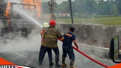 1 Mobil Truck Bermuatan 562 Tabung Gas LPG Terbakar