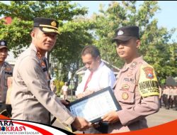 Kapolres Berikan Reward 2 Anggota Polres Sampang Berprestasi