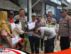 Meringankan Beban Warga Kurang Mampu Kapolres Sampang Bagikan Sembako