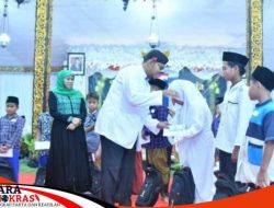 Bupati Sumenep Bersama Gubernur Jatim Memberikan Santun 500 Yatim-piatu Dan Zakat