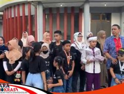 Owners Sweet Model Bersama Anak Didiknya Bagi-bagi Takjil 