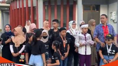 Owners Sweet Model Bersama Anak Didiknya Bagi-bagi Takjil 