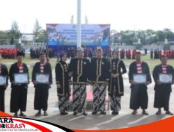 Peringati Hardiknas Bupati Sampang Berikan Penghargaan Kepsek Berprestasi
