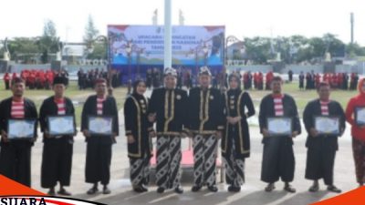 Peringati Hardiknas Bupati Sampang Berikan Penghargaan Kepsek Berprestasi
