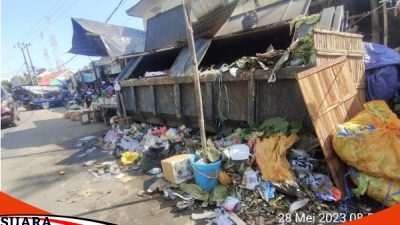 Bau Sampah Di Pasar Omben Sangat Menyengat, Menuai Kecaman Warga