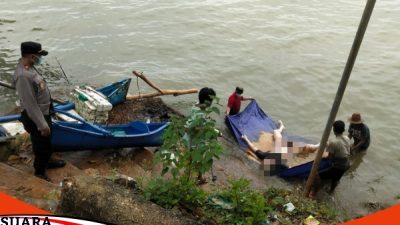 Mayat Laki-laki Bertato Ditemukan Mengambang Di Pantai Pulau Giliyang