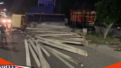 Diduga Kelalaian Supir 2 Mobil Truk Terjadi Tabrakan