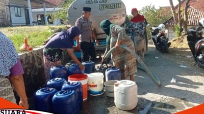 Melalui Polisi RW Polres Sampang Salurkan Air Bersih 