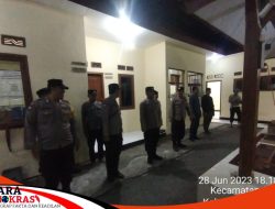 Kapolsek Omben Beserta Anggotanya Menggelar Apel Malam Idul Adha