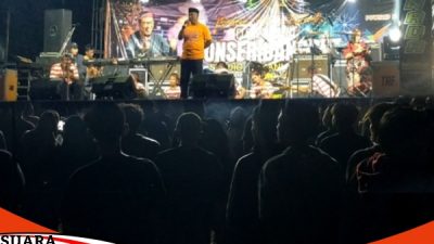 Menghibur masyarakat