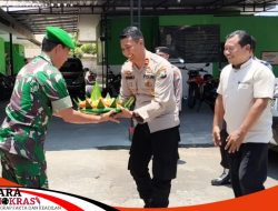 Kapolsek Prenduan Berikan Surprise HUT TNI Ke-78