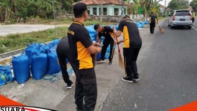 Cegah Kecelakaan, Anggota Polsek Kalianget Bersihkan Tumpahan Garam