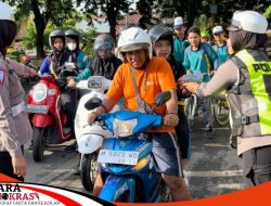 Sat Lantas Polres Sumenep Berbagi Nasi Bungkus