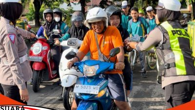 Sat Lantas Polres Sumenep Berbagi Nasi Bungkus