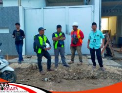 Pemasangan Papan Nama Proyek Dijalan Adirasa Sumenep Menjadi Sorotan