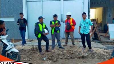 Pemasangan Papan Nama Proyek Dijalan Adirasa Sumenep Menjadi Sorotan