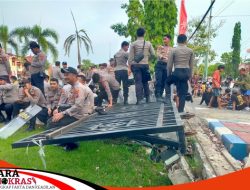 Aksi Robohkan Pagar Menuntut Keadilan Kepada Pemkab Sumenep