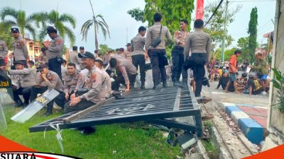 Aksi Robohkan Pagar Menuntut Keadilan Kepada Pemkab Sumenep