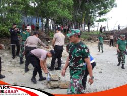 Sinergisitas TNI Polri Bersama Warga Membersihkan Sampah 
