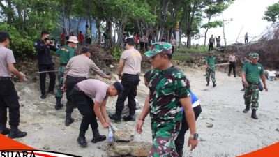 Sinergisitas TNI Polri Bersama Warga Membersihkan Sampah 