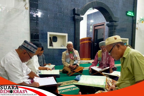 Takmir Masjid Babussalam Menyajikan Buka Puasa Bersama