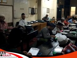 Takmir Masjid Babussalam Menyajikan Buka Puasa Bersama