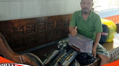 Ketua MP3S Memberikan Sarung Untuk Jamaah Masjid Babussalam